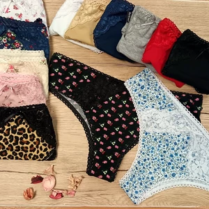 Sötétkék alapon piros virágos