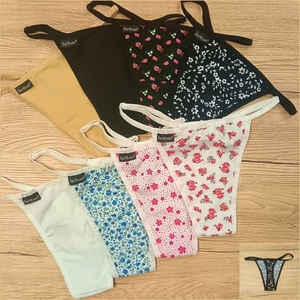 Fehér alapon piros virágos